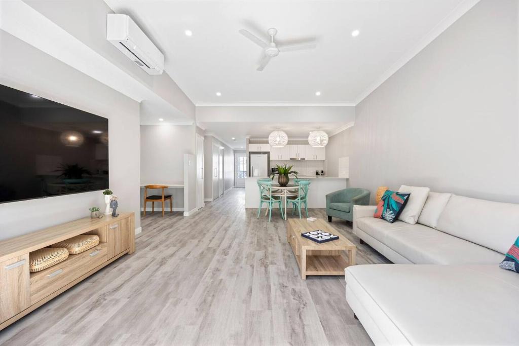 Urangan Apartment | 'Esplanade Escape' A Fresh Coastal Family Hideaway