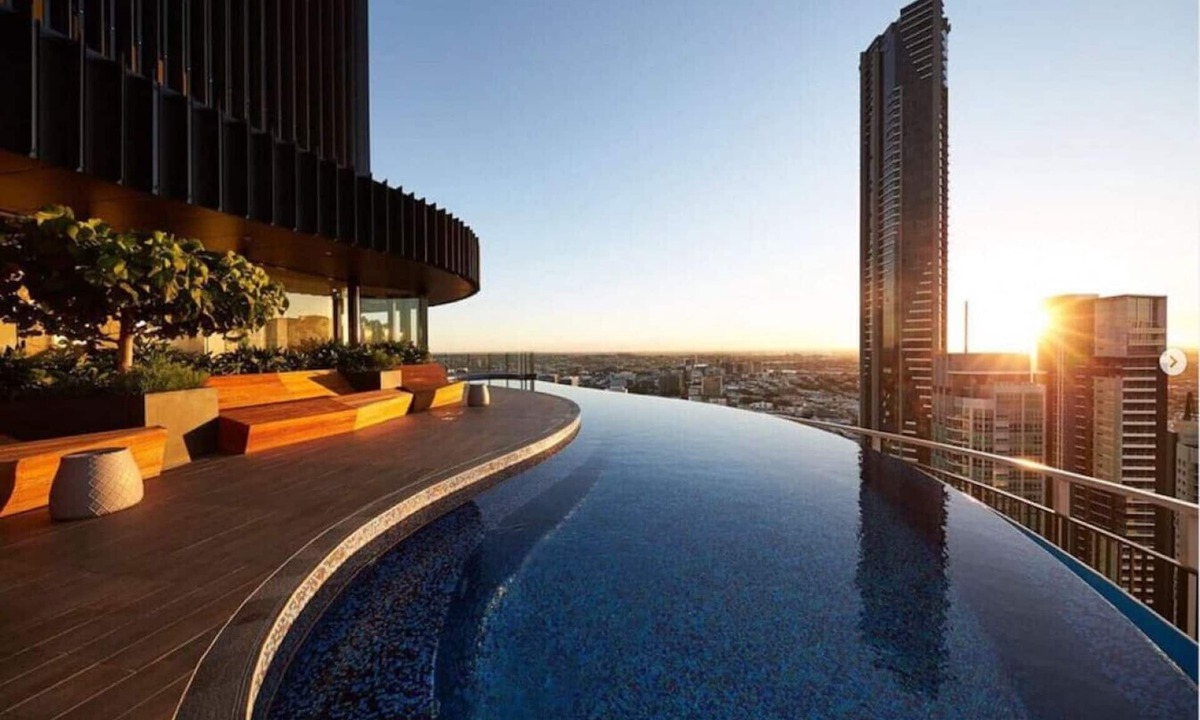Brisbane Central Business District Apartment | Executively Inspired - 2 Bed 2 Bath Apt on Queen St with Carpark Fast WiFi Rooftop Pool and Sleeps 5
