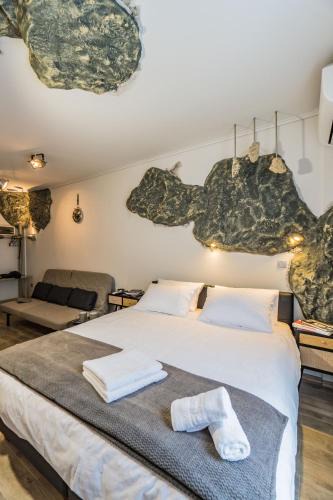 Thessaloniki City Centre Apartment | GraffitiSuites#Stone