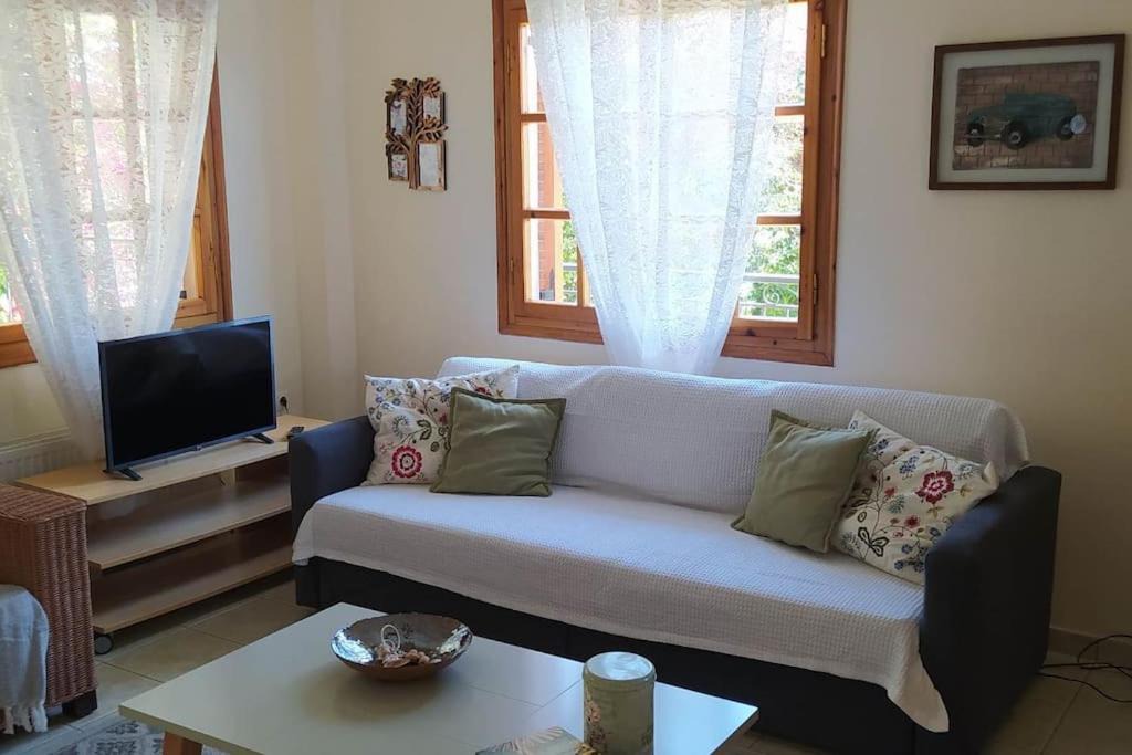 Marathias House | Greek village life by the sea