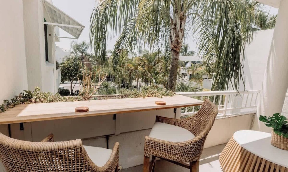 Alexandra Headland Apartment | Headlands Beachside Gem - 50mtrs To Toes In Sand!