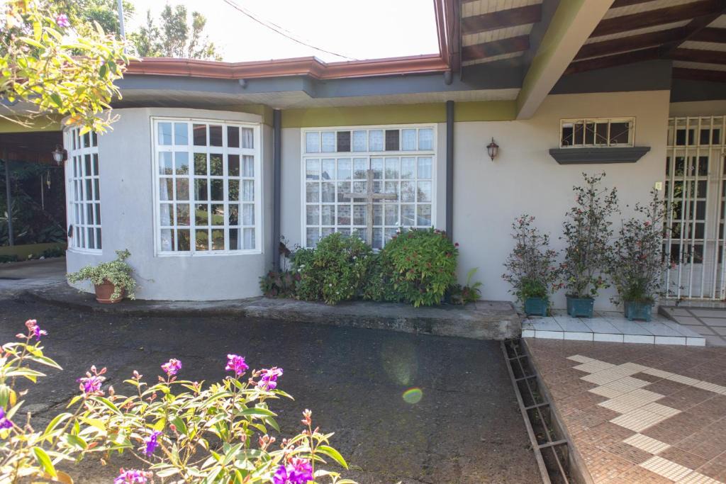 San Ramon House | Hostel Bouganvilia Bed and Breakfast