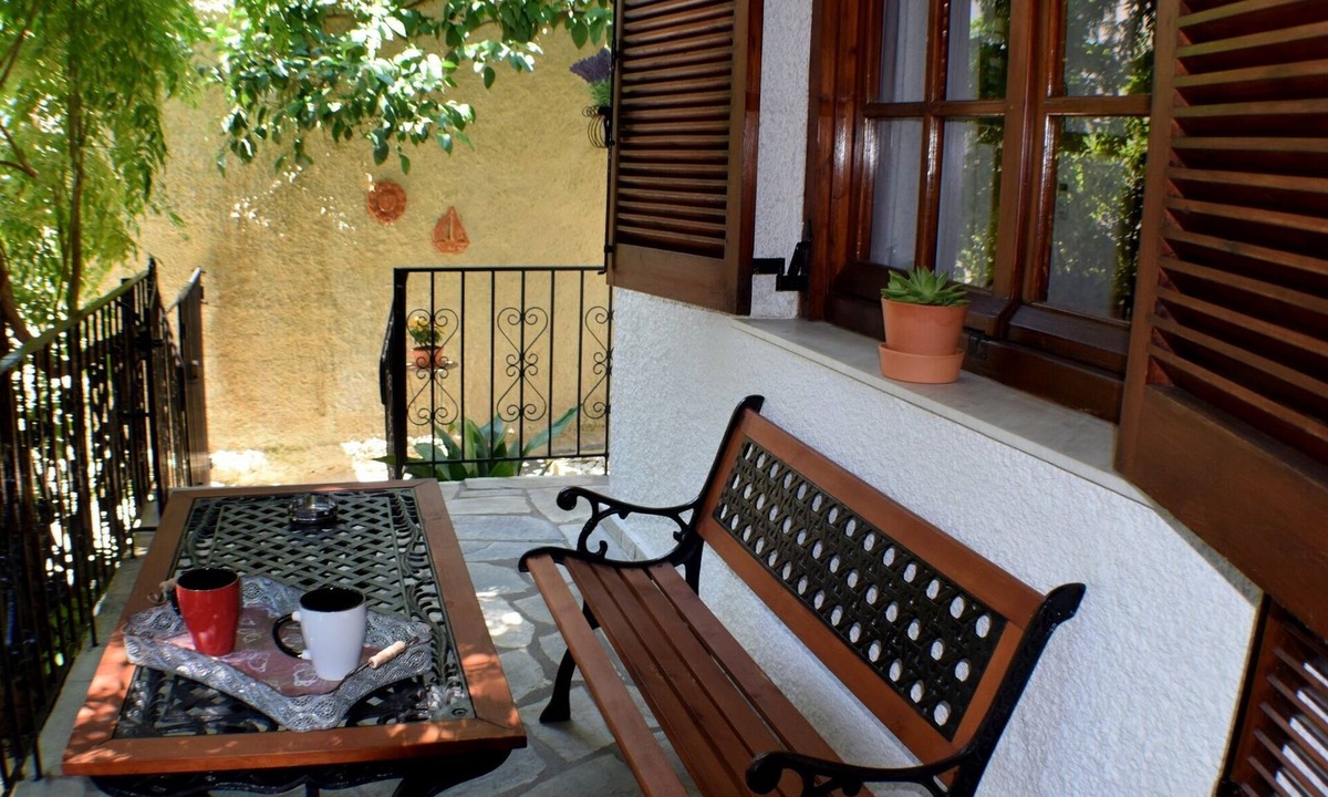 Volos City Centre House | "House inside garden"