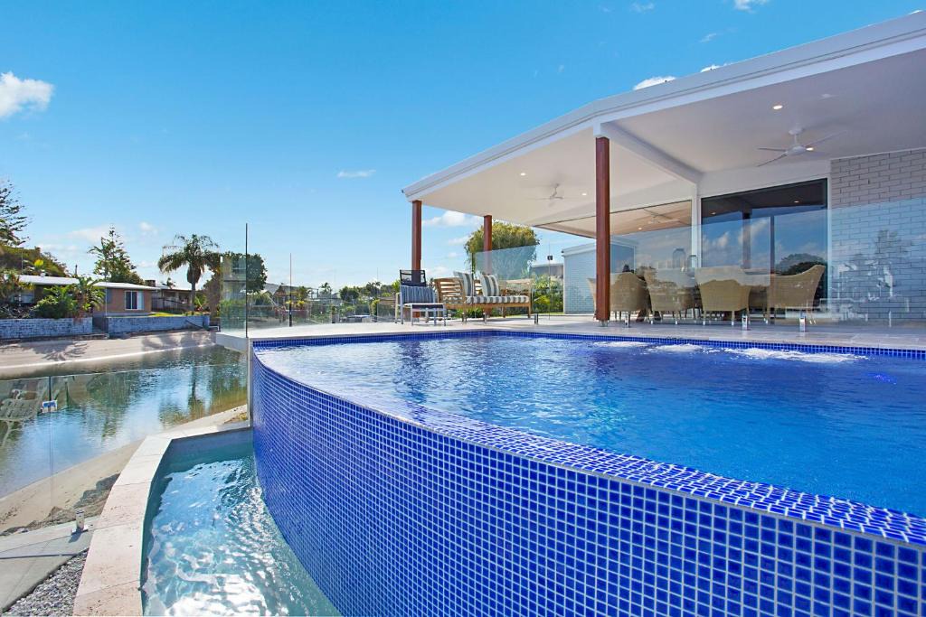 Broadbeach Waters House | INCREDIBLE VALUE - Perfect for large families