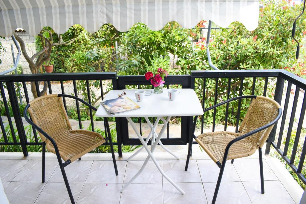 Foinikounta Apartment | Jasmine Studio With Garden Close To The Beach