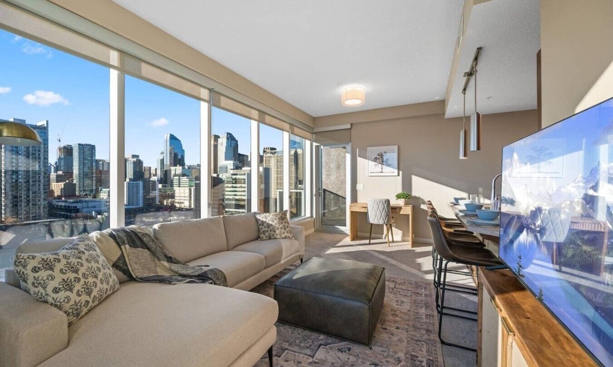 Victoria Park Apartment | King Bed | Calgary Tower Views |Walk to Saddledome