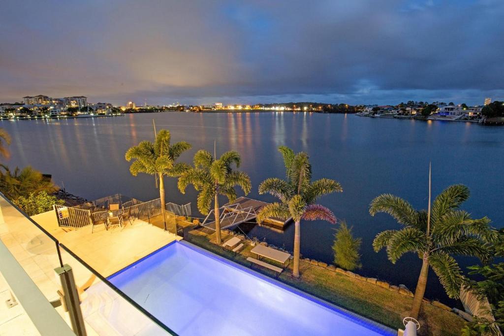 Varsity Lakes Apartment | Lakehouse Family Oasis by Getastay