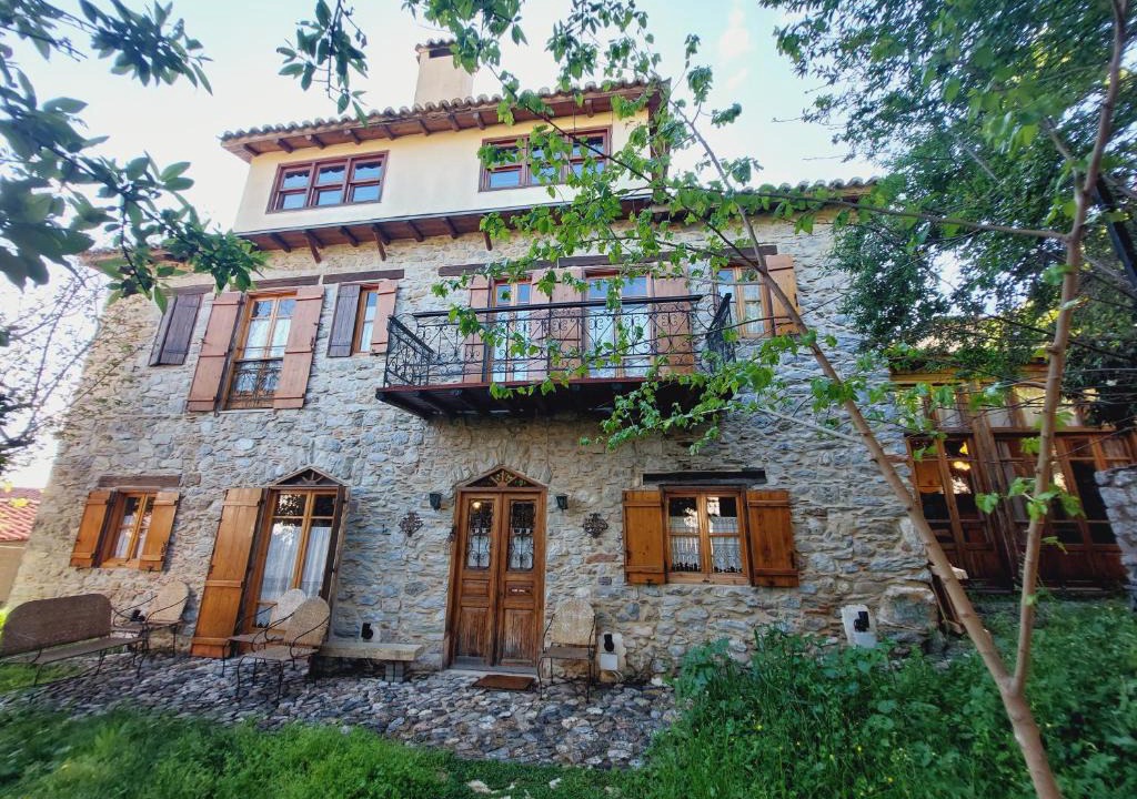 Avlonarion Villa | Large Stone Villa with garden.