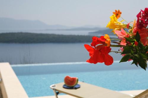 Perigiali Villa | Luna Villa