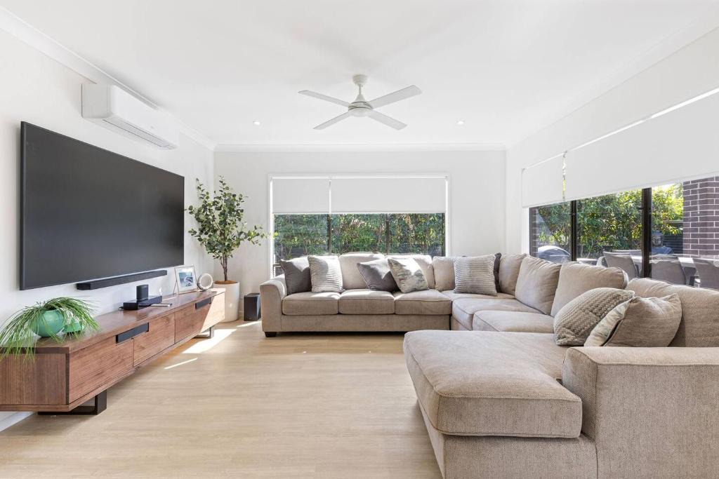 Urangan House | Luxe By The Marina - Hamptons Chic at Hervey Bay
