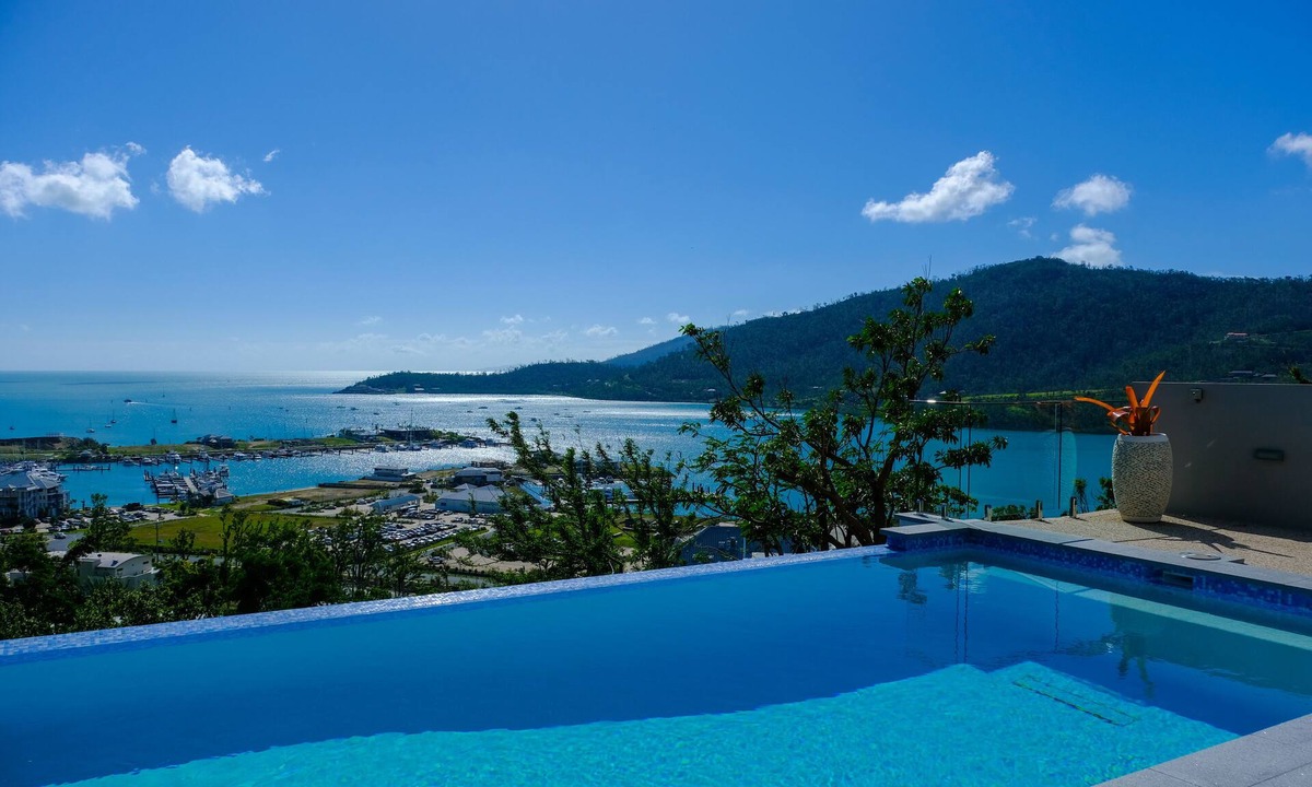 Airlie Beach House | Luxury 4 bedroom holiday home with panoramic views in Airlie Beach