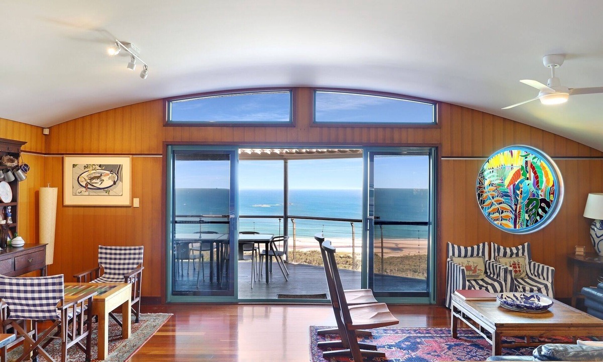 Point Lookout Apartment | Luxury three bedroom unit with spectacular beach and ocean views.