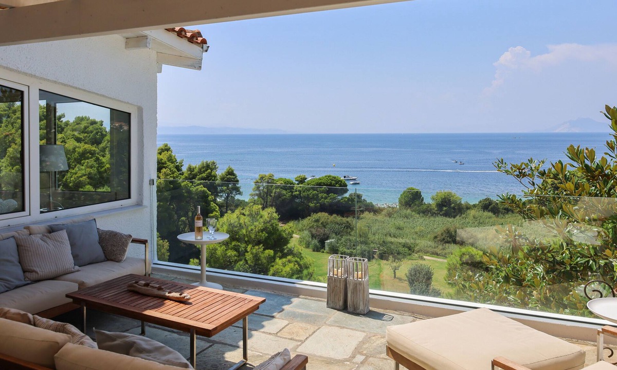 Kanapitsa Villa | Luxury Villa Alma in Skiathos. Steps to the beach., 10 min to Town.