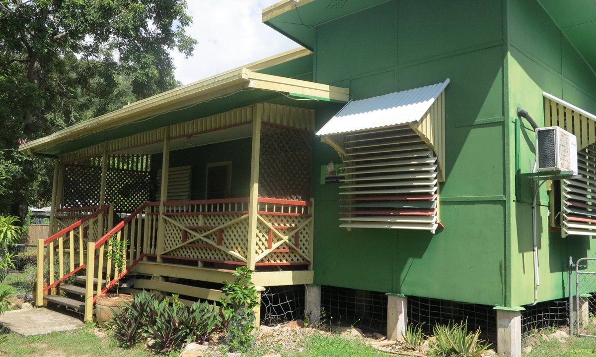 Arcadia Cottage | Magnautical Cottage - Pet friendly cottage with charm and character, just 150m to Geoffrey Bay
