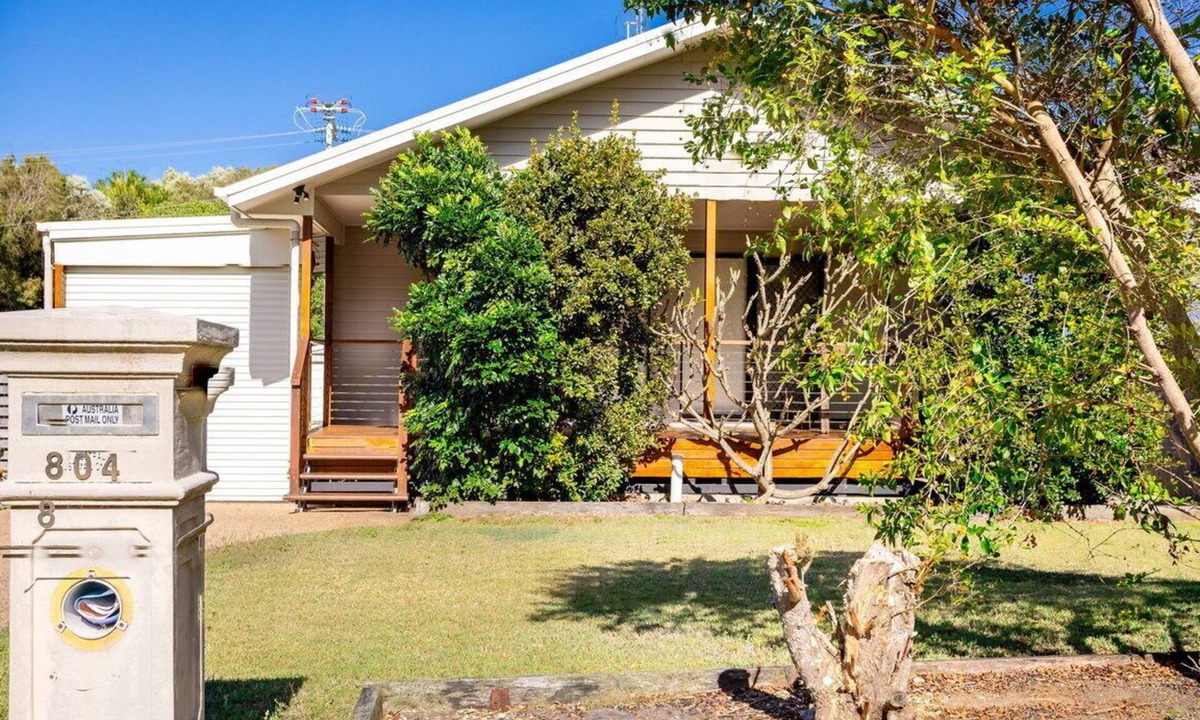 Kinka Beach House | Modern Beach House in A Quiet Location