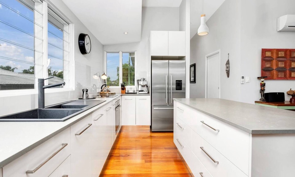 Parramatta Park House | Modern meets Tropical in this Free standing Home