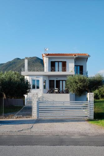 Marathias Villa | Nafpaktos Shingle Villa