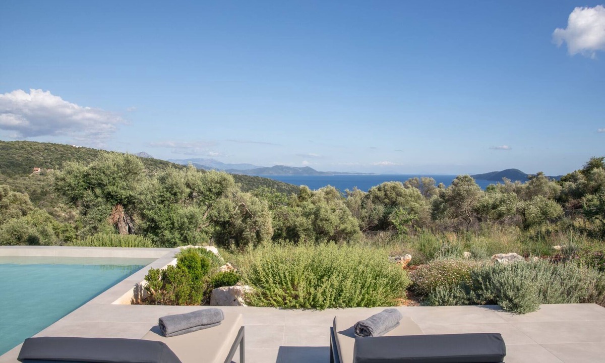Katomerion Villa | New, luxurious villa with pool - Mesogi villa L