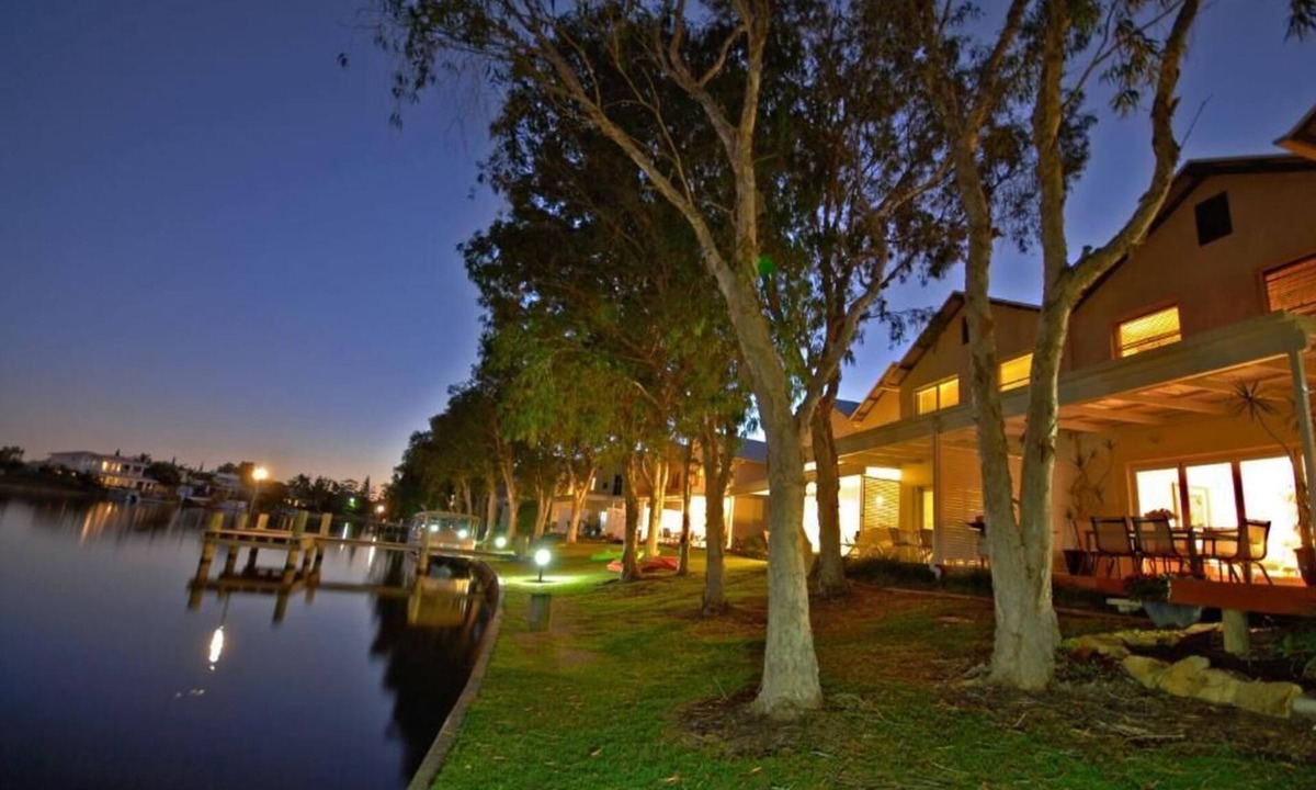 Noosaville House | Noosa Entrance Waterfront Resort