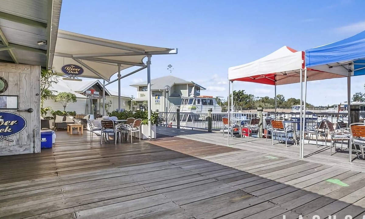 Tewantin Apartment | NORTH FACING STONES THROW TO THE RIVER