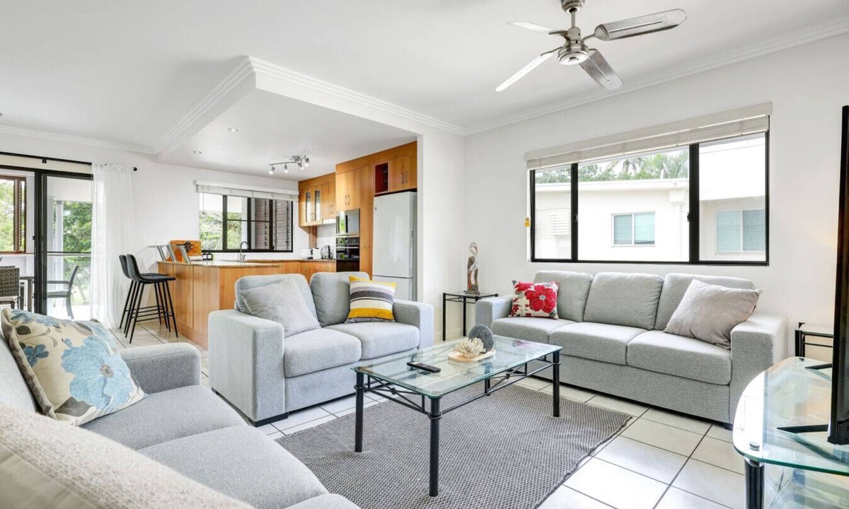 Yorkeys Knob Apartment | Ocean Spray- Beachfront Retreat with Ocean Views, Jacuzzi & Pool