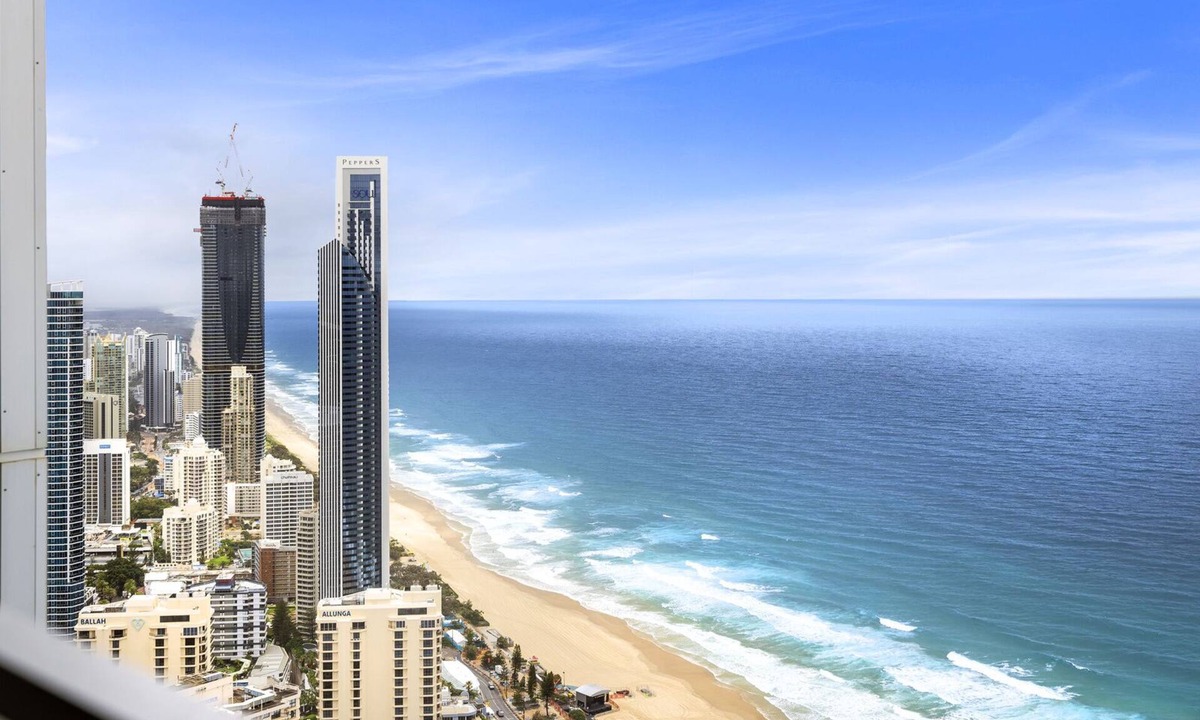 Surfers Paradise Apartment | 🌊 Ocean View Sub-Penthouse on Level 61 🌊