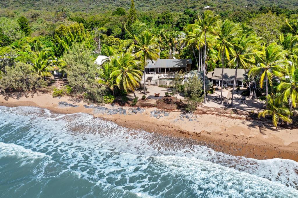 Mowbray House | Oceans Edge Beach House At Oak Beach