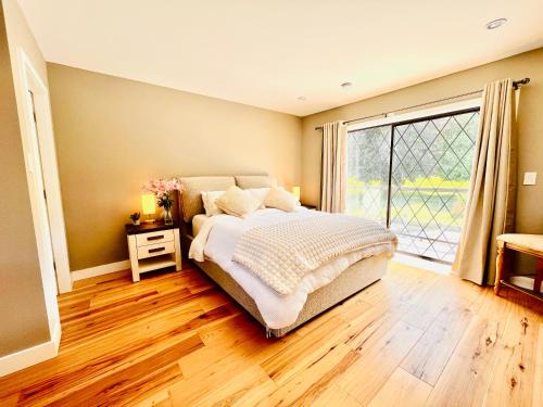 Regional District of Nanaimo Bed & Breakfast | Oceanside Manor - Fancy Room - Golf course & Beach View