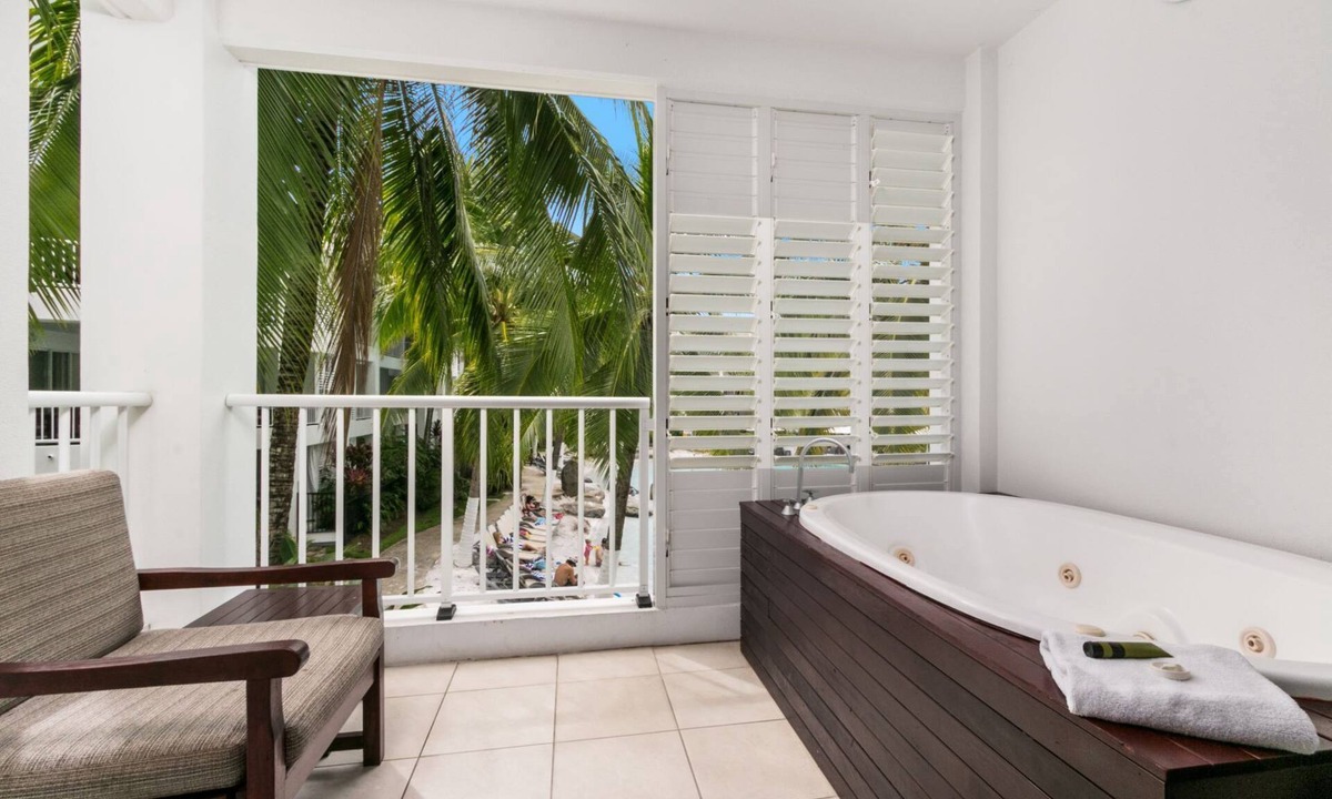 Palm Cove Apartment | Oceanview 2 Bedroom Apartment