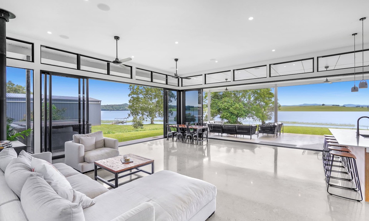 Barrine House | Park your boat on the dock and enjoy the sunsets