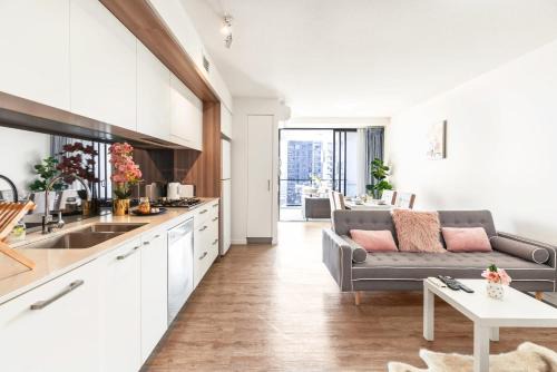 South Brisbane Apartment | Perfect Location APT w Roof Top Pool GYM