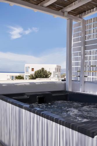 Drafaki Apartment | Periscope Suite Private Jacuzzi by Monocle