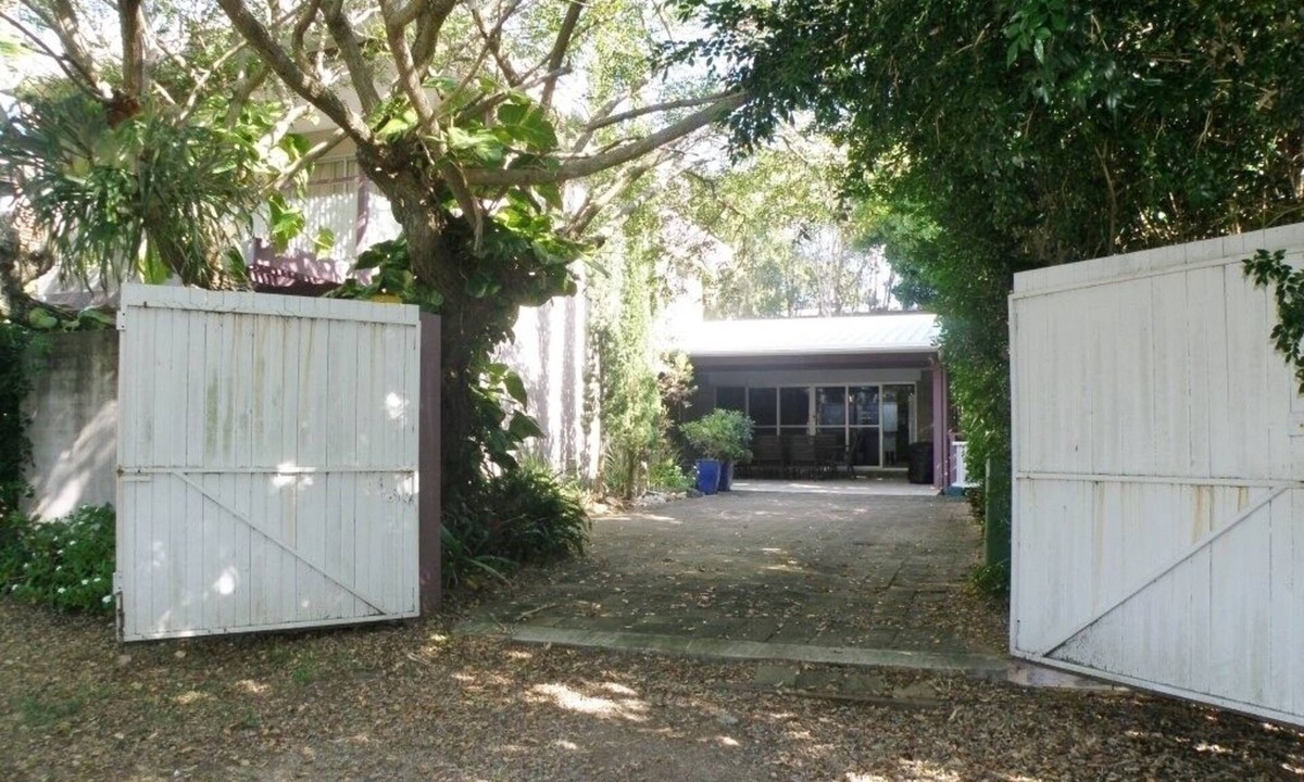 Point Lookout House | Pets allowed at this three bedroom beachhouse only minutes walk to beaches.