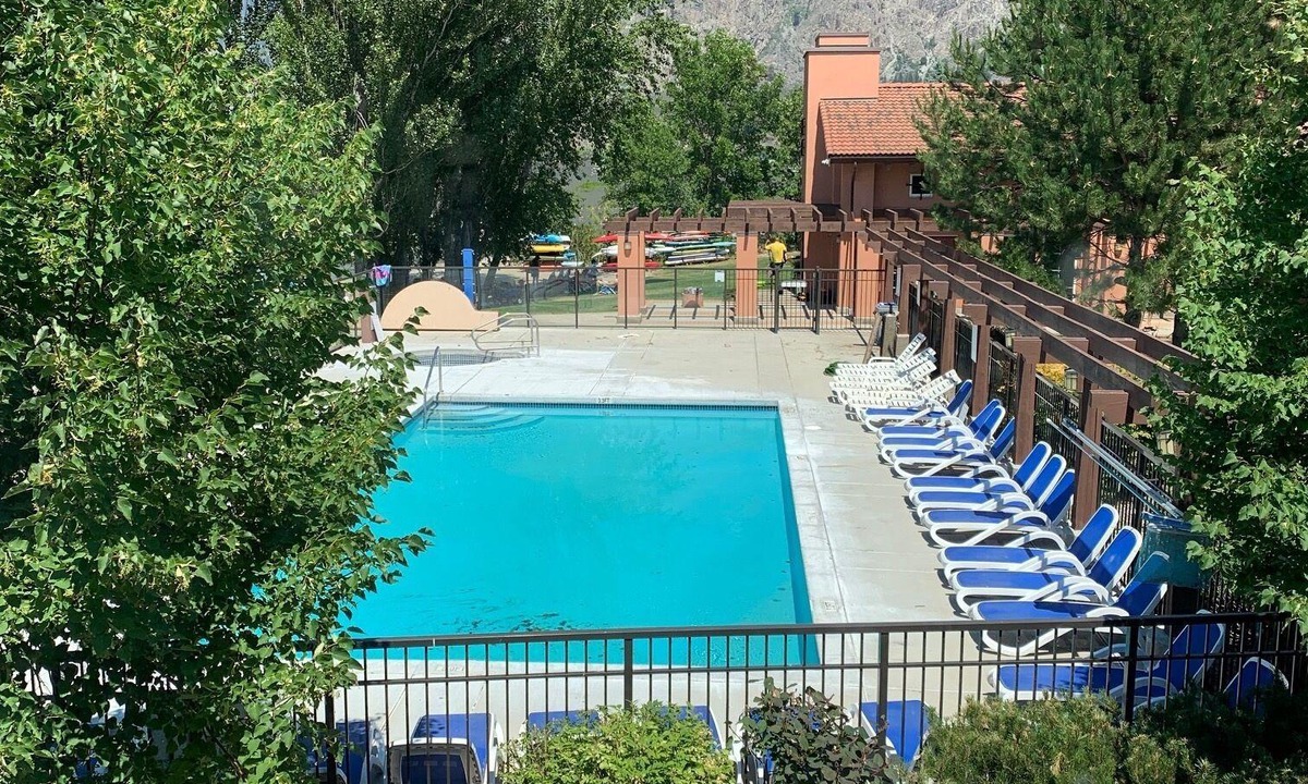 Okanagan-Similkameen House | Poolside Townhome Steps from Lake, Pool, and Hot Tub