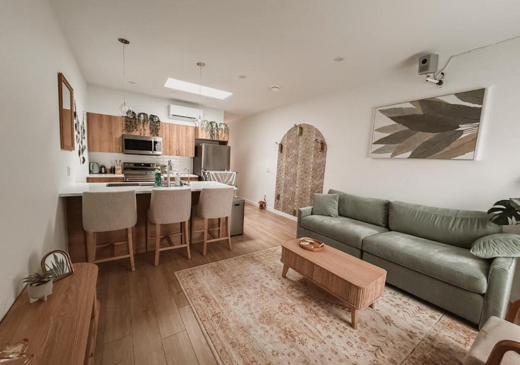 Central Okanagan House | Private Boho Tiny Home - Lakes, Wineries, Hike, Ski