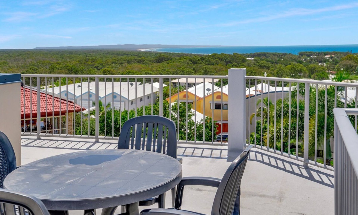 Rainbow Beach House | Rainbow Towers 2 - Rainbow Beach. High on the Hill. Panoramic Views. Wi-Fi. Pool