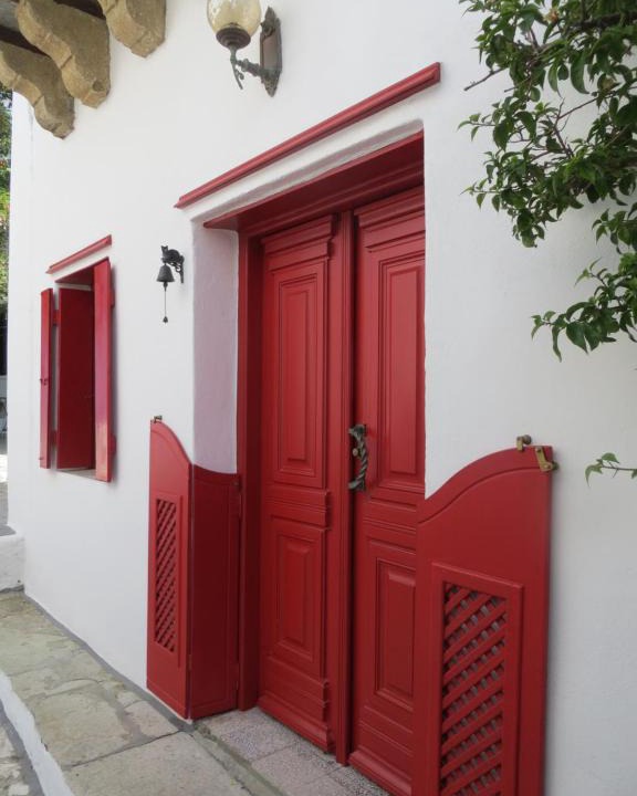 Skiros House | Red Windows to Blue Sky
