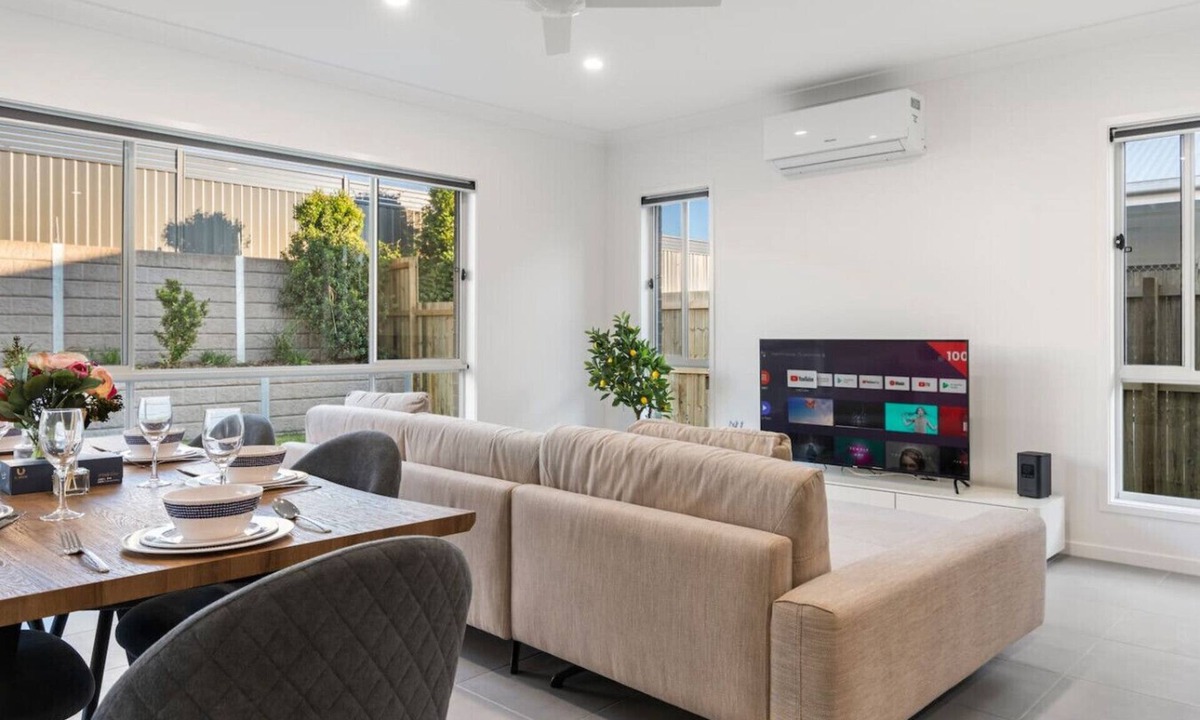 Victoria Point House | Relax-Ready 4BR Near Bayside & Shops | Workspace