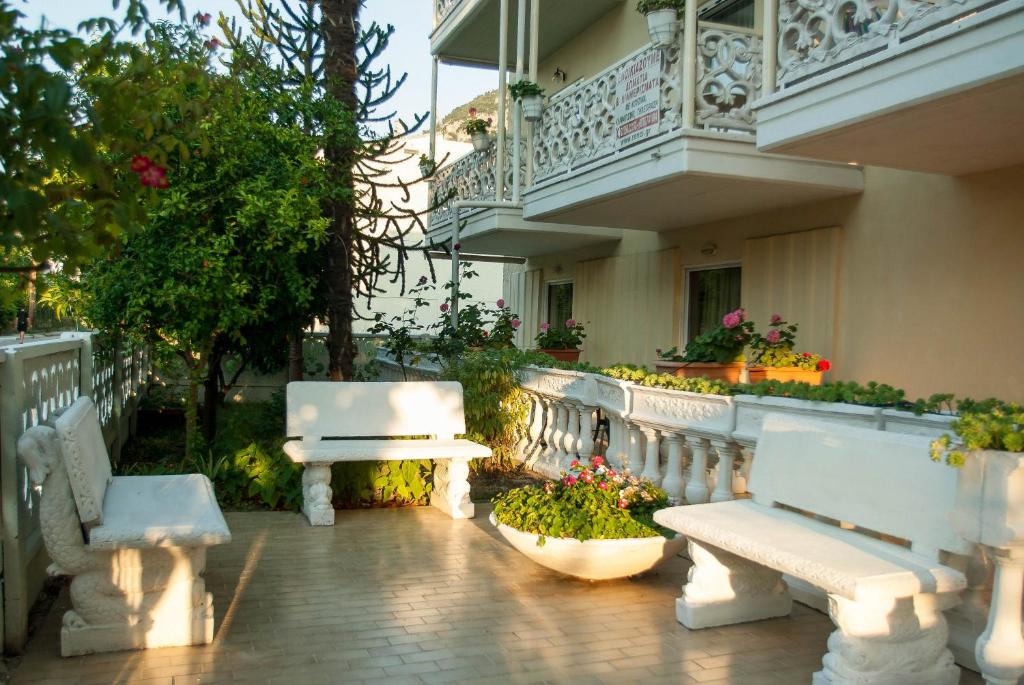 Kamena Vourla Apartment | Ronzi Apartments