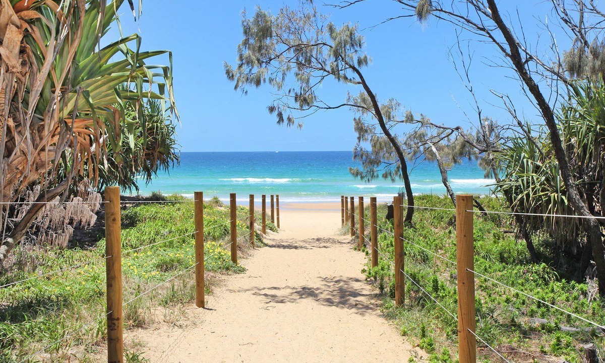 Warana House | Saleng 51 - Three Bedroom Retro Beach Pad - 200 metres to Beach Access!