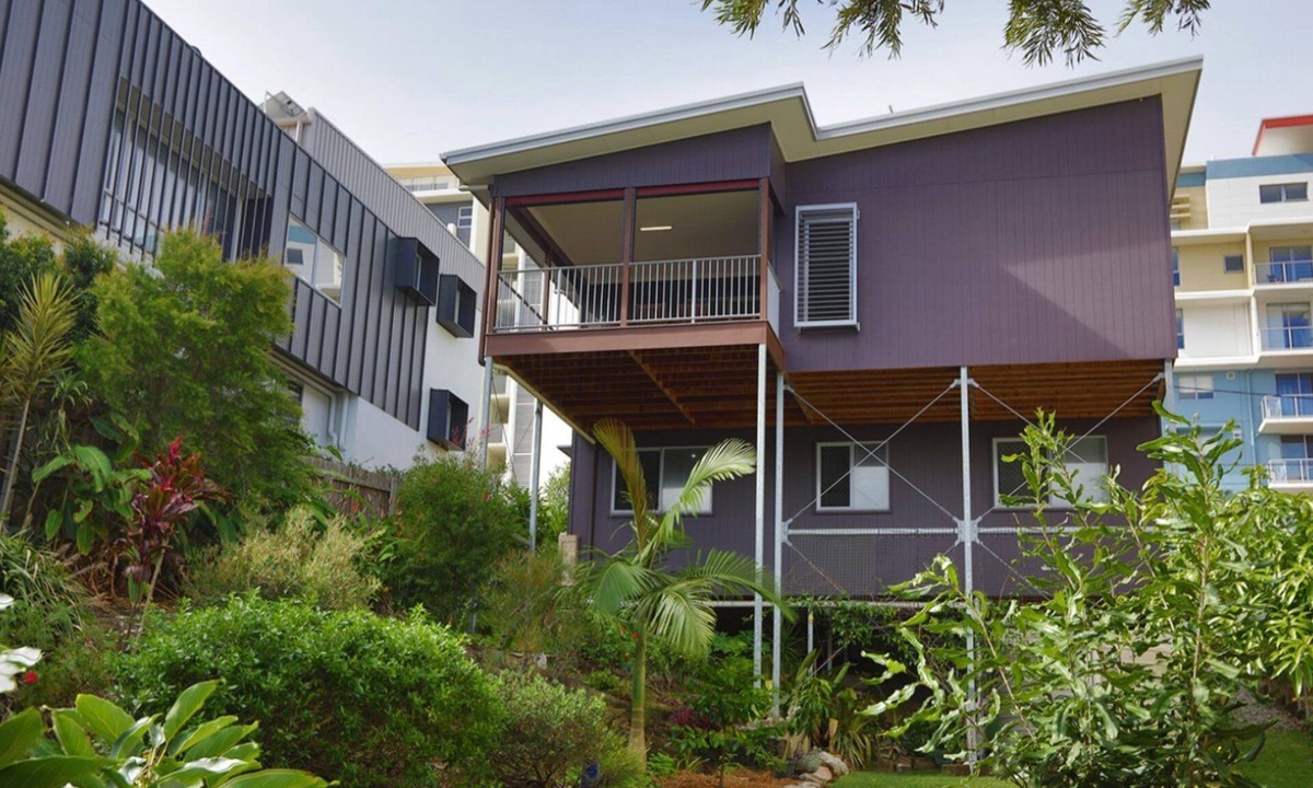 Caloundra House | SALTYS PLACE - Bring the family and the dog along to this near-new holiday home located within close