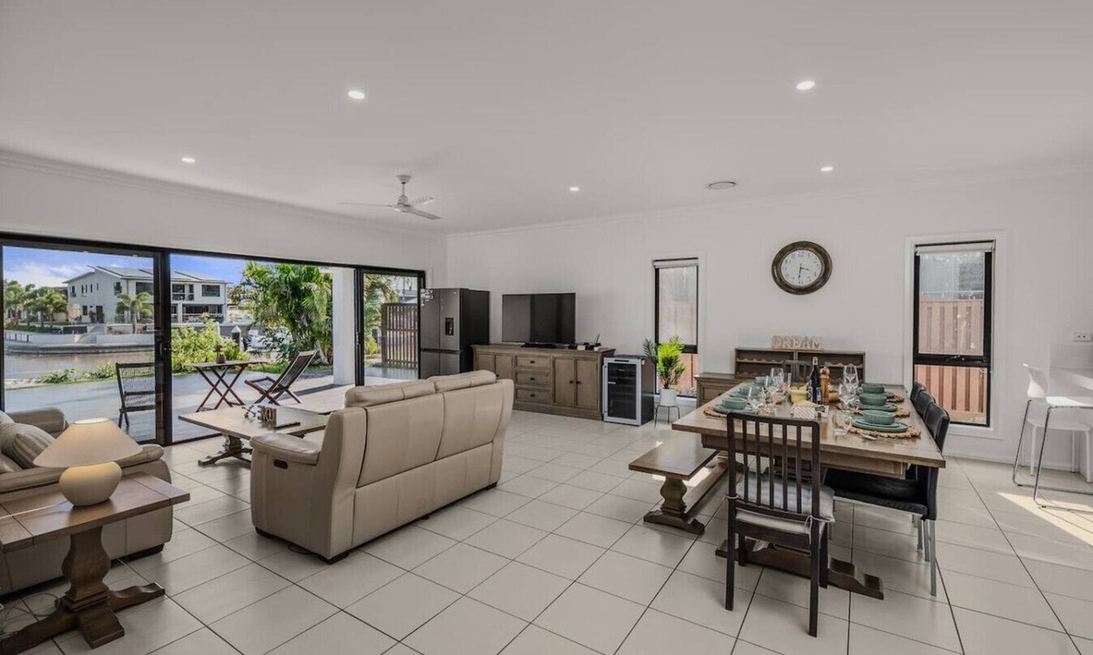 Coomera House | Scenic 5-Bed Riverview Classic & Relaxing Escape