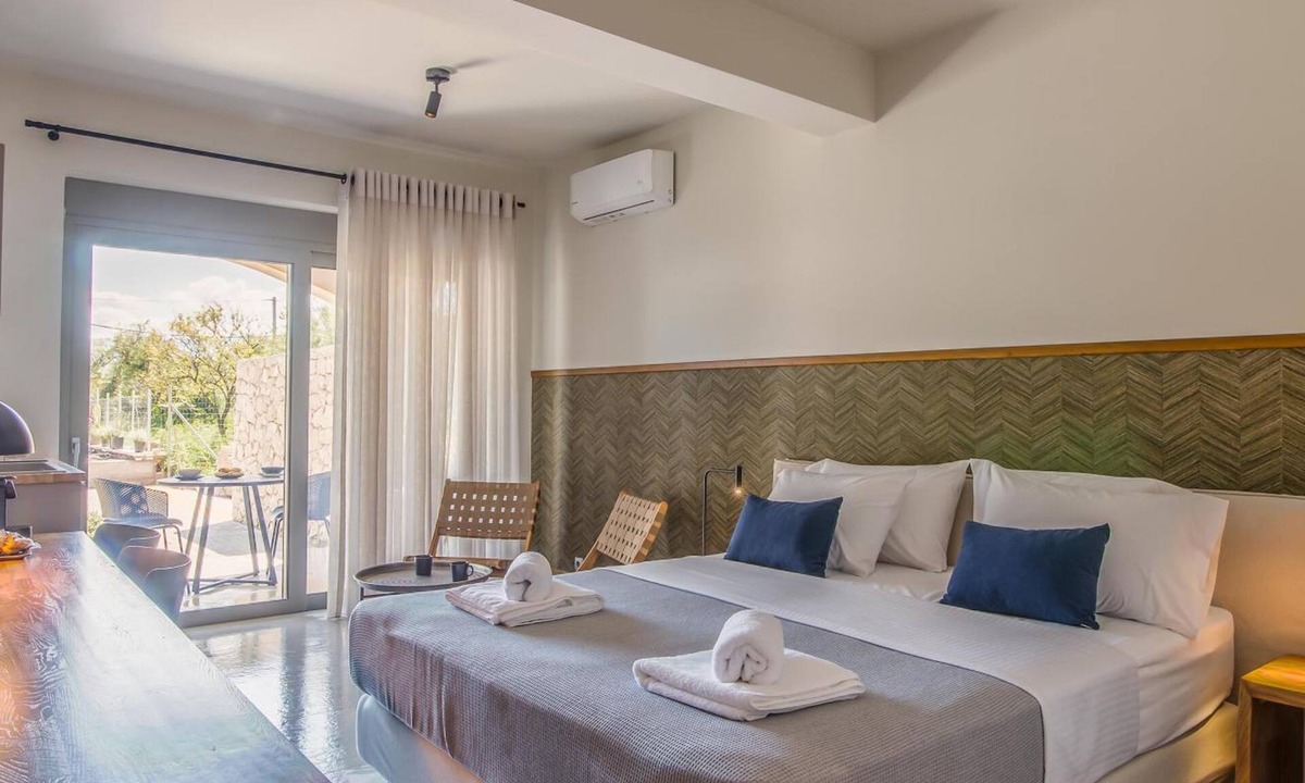 Episkopos House | Sea & Pool View Suite