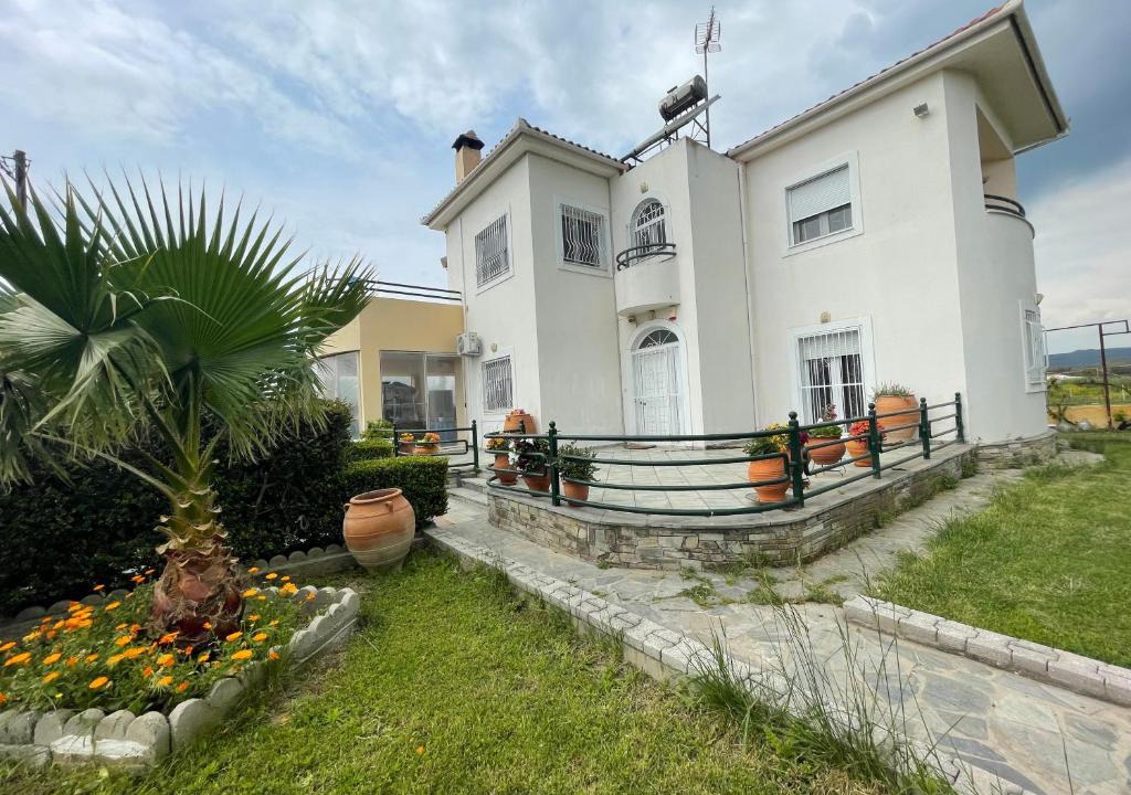 Nea Anchialos Apartment | Seaside apartment with private garden
