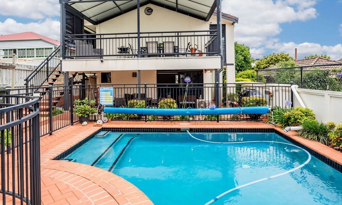 Wynnum House | Seaside Serenity at Plumeria Place