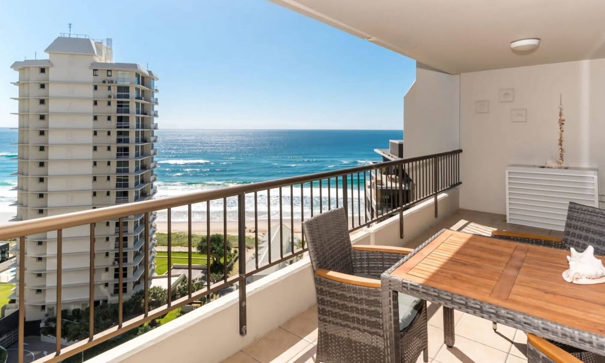 Main Beach Apartment | Seaside Serenity Ocean Views & Pool