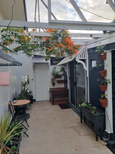 Caloundra Apartment | Small PET FRIENDLY Granny flat with paved courtyard