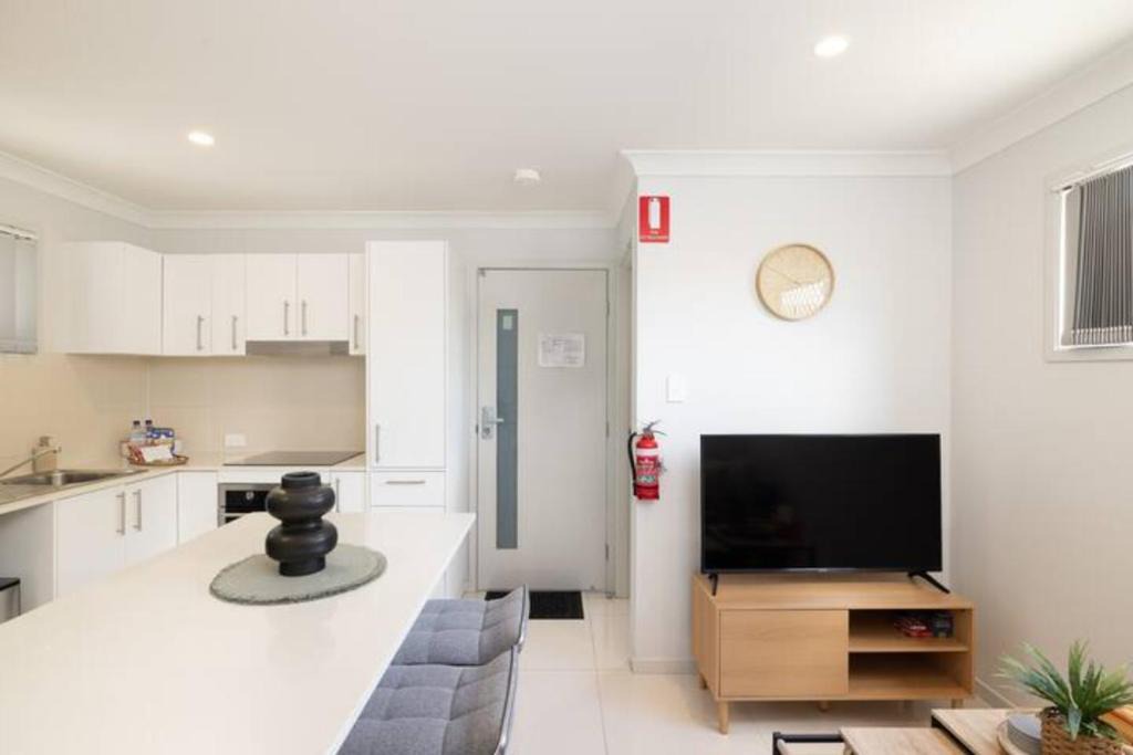 Rocklea Apartment | Smart Suites Self Check-in Apartments - W Freney