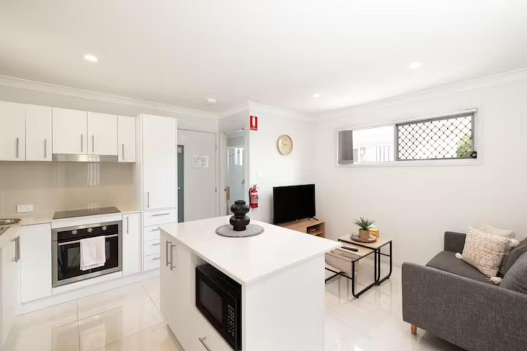 Rocklea Apartment | Smart Suites Self Check-in Apartments - S Freney