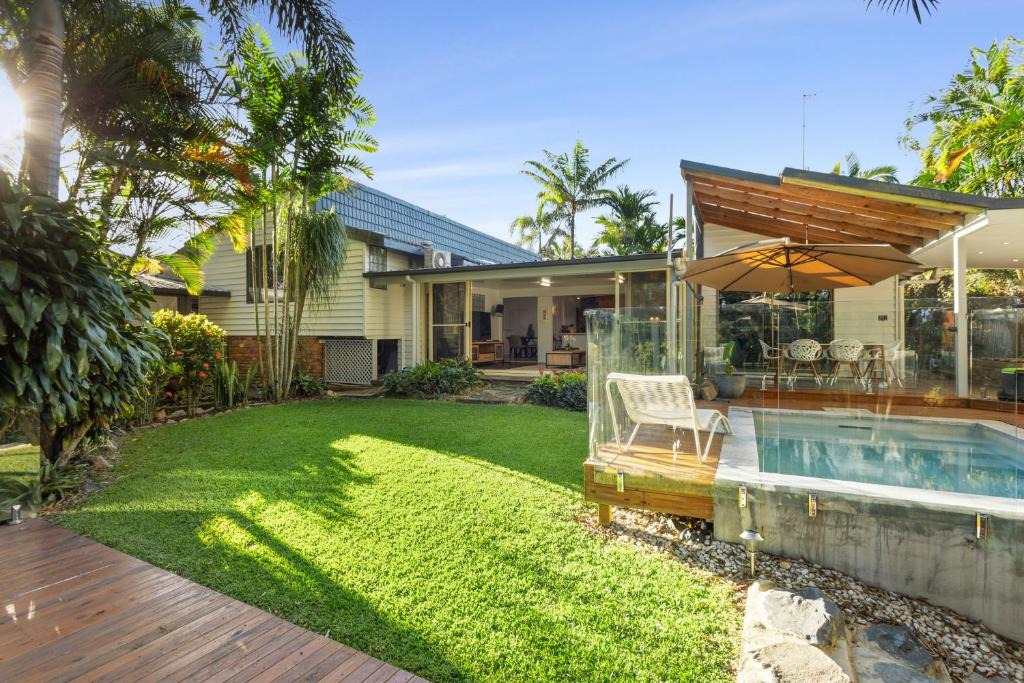 Currumbin Waters House | Spacious 4-bed Home with Waterfront Pontoon